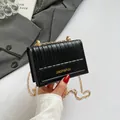 Klassische schwarze Steppleder-Umhängetasche mit goldener Kette und quadratischem Design - Schwarz PU (7235)