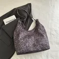 Borsa a spalla hobo con stampa leopardata viola scuro dal design minimalista a mezzaluna - Nero