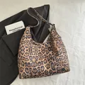Elegante borsa a spalla hobo leopardata in toni terra con dettagli occhielli in metallo - Cachi