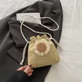 Leuke geweven strooien emmertas met zonnebloemdecor en witte touw schouderband - Khaki en Wit