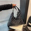 Τσάντα tote με πουά σχέδιο και ρυθμιζόμενο λουράκι σε μοντέρνο περιβάλλον - Μαύρο