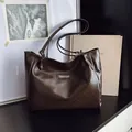 Große Shopper-Tasche aus dunkelbraunem Kunstleder mit Kette und modischem Logo-Patch - Ohne Anhänger / Braun