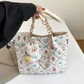 Bolso tote blanco con estampado de dibujos, cadena de perlas y colgante de osito - Con Colgante / Blanco