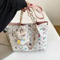 Bolso tote acolchado blanco con corazones rosas y un tierno colgante de osito - Con Colgante / Rosa