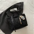 Schwarze Shopper-Tasche mit Glitzer-Pailletten und kleinem Bären-Plüschanhänger - Schwarz Mit Anhänger