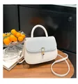 Détail d'un sac en cuir blanc avec paillettes argentées et fermoir en fer à cheval doré - Argent