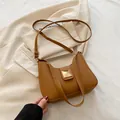 Sac à épaule élégant en cuir PU marron en forme de lune avec bandoulière et boucle dorée - Marron