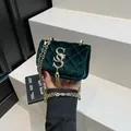 Sac carré élégant en velours vert foncé avec matelassage diamant et chaîne dorée - Vert