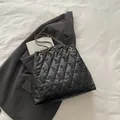 Bolso tote negro acolchado con cadena dorada y acabado en cuero sintético brillante - Negro