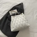 Bolso bandolera acolchado blanco de cuero sintético con cadena dorada para mujer - Blanco