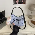 Bolso de hombro a rayas azules con corazones y un bonito conejo de peluche suave - Azul Niebla