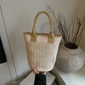 Μίνιμαλ ψάθινη τσάντα bucket με μπεζ πλέξη V και κίτρινες υφασμάτινες λαβές - Μπεζ