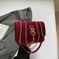 Sac bandoulière en velours magenta avec matelassage en V et chaîne dorée élégante - Rouge