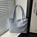 Sac fourre-tout bleu clair minimaliste avec de longues anses près d'une fenêtre - Bleu