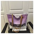 Detail der lila Canvas-Tasche mit Farbverlauf, Summer-Aufdruck und Fransen am Rand - Lila