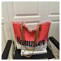Nahaufnahme der Tragetasche mit rosa-weißem Farbverlauf, Fransen und Summer-Schriftzug - Rot