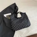 Grote canvas tote tas met klassiek zwart-wit stippenpatroon ontwerp en schouderband - Zwart