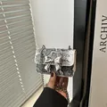 Mini borsa a tracolla pitonata con fiocco argentato e catena in metallo sottile - Bianco