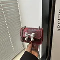 Mini borsa a tracolla con stampa serpente, fiocco argentato e catena in metallo - Rosso