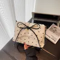 Weiße gesteppte Umhängetasche mit schwarzen Schleifen und silberner Kette im Büro-Stil - Rosa