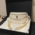 Cremeweiße Umhängetasche mit Totenkopf-Prägung und Goldkette in einer Premium-Geschenkbox - Gebrochenes Weiß