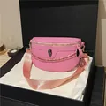 Rosafarbene Brusttasche mit Totenkopf-Prägung, Goldketten und breitem Schultergurt - Rosa