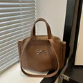 Braune Shopper-Tasche mit silberner Schleife, geräumige Sommer-Handtasche für den Alltag - Braun