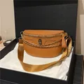 Braune Brusttasche mit Totenkopf-Prägung und Kette in einer schwarzen Geschenkbox - Braun