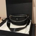 Schwarze Brusttasche aus Leder mit Totenkopf-Prägung und Metallketten-Detail - Schwarz