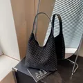 Elegante bolso hobo de ante negro con pedrería plateada sobre mesa de madera con espejo - Estilo Strass Plateado / Plateado