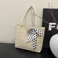 Beige gewebte Strohtasche mit Gänseblümchen-Stickerei und gepunkteter Schleife für Damen - Khaki