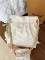 Borsa a secchiello bianca trapuntata con catena dorata e pendente a tulipano - Bianco Sporco
