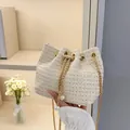 Gewebte Beuteltasche in Cremeweiß mit Perlen-Kordelzug und goldener Kette - Gebrochenes Weiß