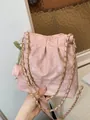 Borsa a secchiello rosa trapuntata con ciondolo a tulipano e tracolla a catena d'oro - Rosa