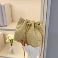 Beigefarbene Web-Beuteltasche mit goldener Kette und weißen Perlen-Anhängern - Khaki