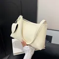 Elegante borsa a mano bianco crema in pelle PU testurizzata con ciondolo a cuore - Bianco Sporco