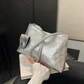 Borsa a tracolla intrecciata argento da donna con texture metallica e manico minimalista - Argento
