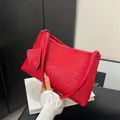 Borsa a tracolla in pelle intrecciata rossa con manico largo per un look da ufficio - Rosso