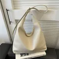 Chique crèmekleurige hobo schoudertas met litchi-nerf textuur en goudkleurige gesp - Broken Wit