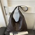 Klassieke donkerbruine hobo-schoudertas van getextureerd leer met brede riem - Bruin