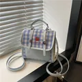 Borsa a tracolla a quadretti celeste con ricamo mela e fibbia in metallo argento chic - Blu