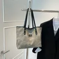 Borsa tote minimalista grigia effetto marmo con manici neri e toppa in pelle - Grigio chiaro
