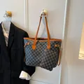 Borsa tote a scacchi minimalista con cinturini in pelle marrone e pochette coordinata chic - Nero