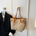 Borsa tote minimalista a scacchi con manici in pelle marrone e coulisse laterali - Cachi
