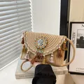 Borsa a busta bohémien in paglia intrecciata a mano con nappe colorate e ricami - Kaki