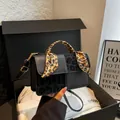 Chique zwarte crossbody tas met luipaardprint handvatsjaal en klepdetail in geschenkdoos - Zwart