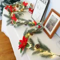 Detalle de corona de Navidad con agujas de pino heladas, flor de pascua y luces LED - Estándar Sin Luces / Versión Extendida