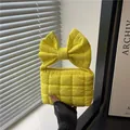 Sac à main matelassé jaune vif avec une grande poignée en nœud papillon en nylon brillant - Jaune