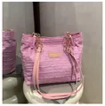 Dettaglio della borsa tote rosa a scacchi con tracolla a catena e tessuto goffrato - Rosa