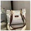 Dettaglio borsa tote in tweed bianco con manici in pelle marrone e maglie a catena dorate - Bianco
